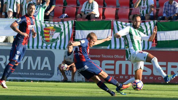 Deivid intenta tapar el disparo de Samu Sáiz en el dos a cero del Huesca al Córdoba