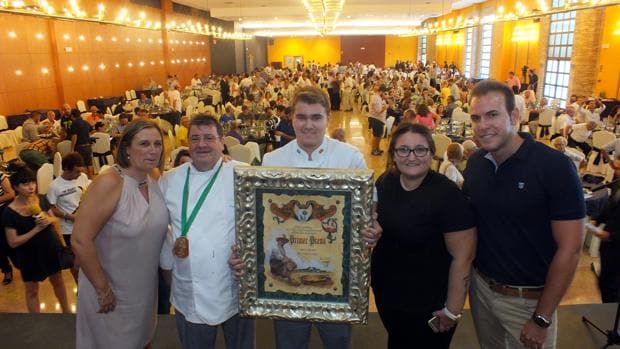 José Sanchís y sus hijos reciben el premio por la mejor paella