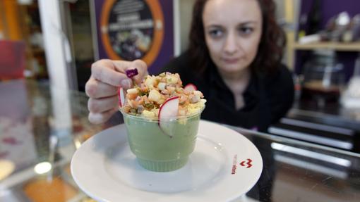 Preparación de un salmorejo en la Salmoreteca del Mercado Victoria