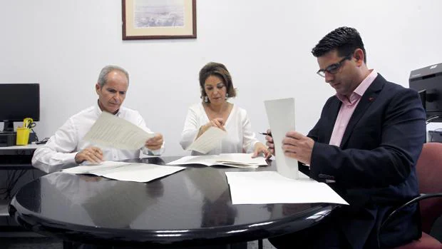 Firma del pacto de investidura entre Ganemos, PSOE e IU