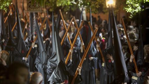 Nazarenos del Santo Sepulcro en el Patio de los Naranjos