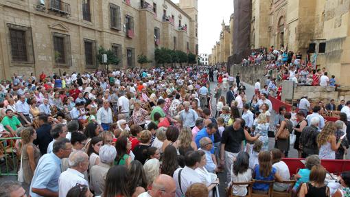 Público en la calle Torrijos durante el Vía Crucis Magno