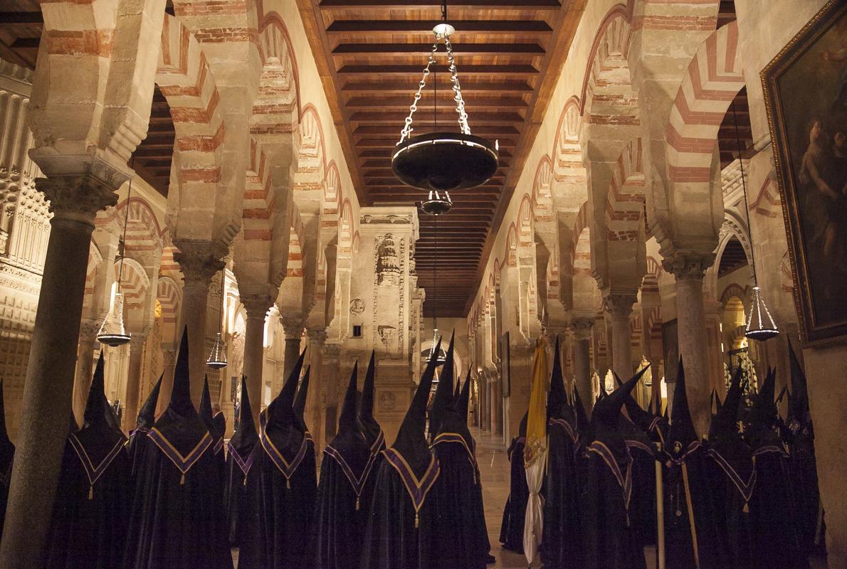 Nazarenos de las Angustias en el interior de la Catedral