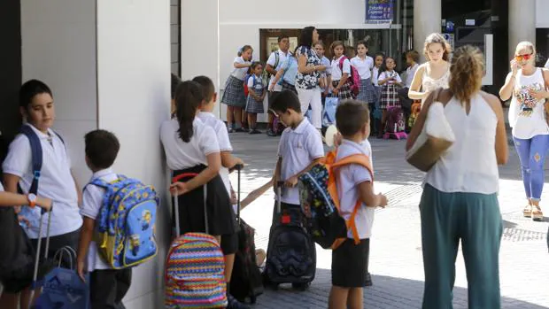 Niños esperando para entrar al colegio el día de la «vuelta al cole»