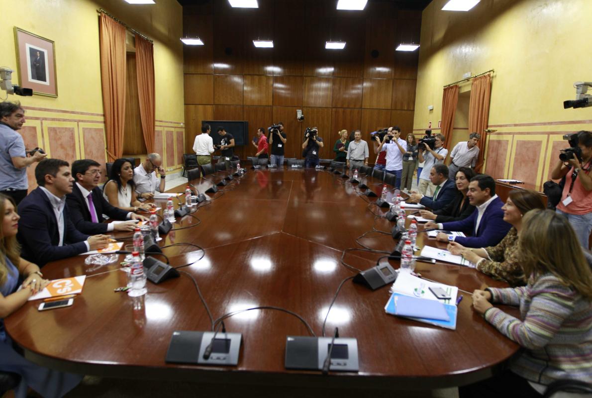 Rreunión con de Juanma Monenio y Juan Marín esta mañana en el Parlamento