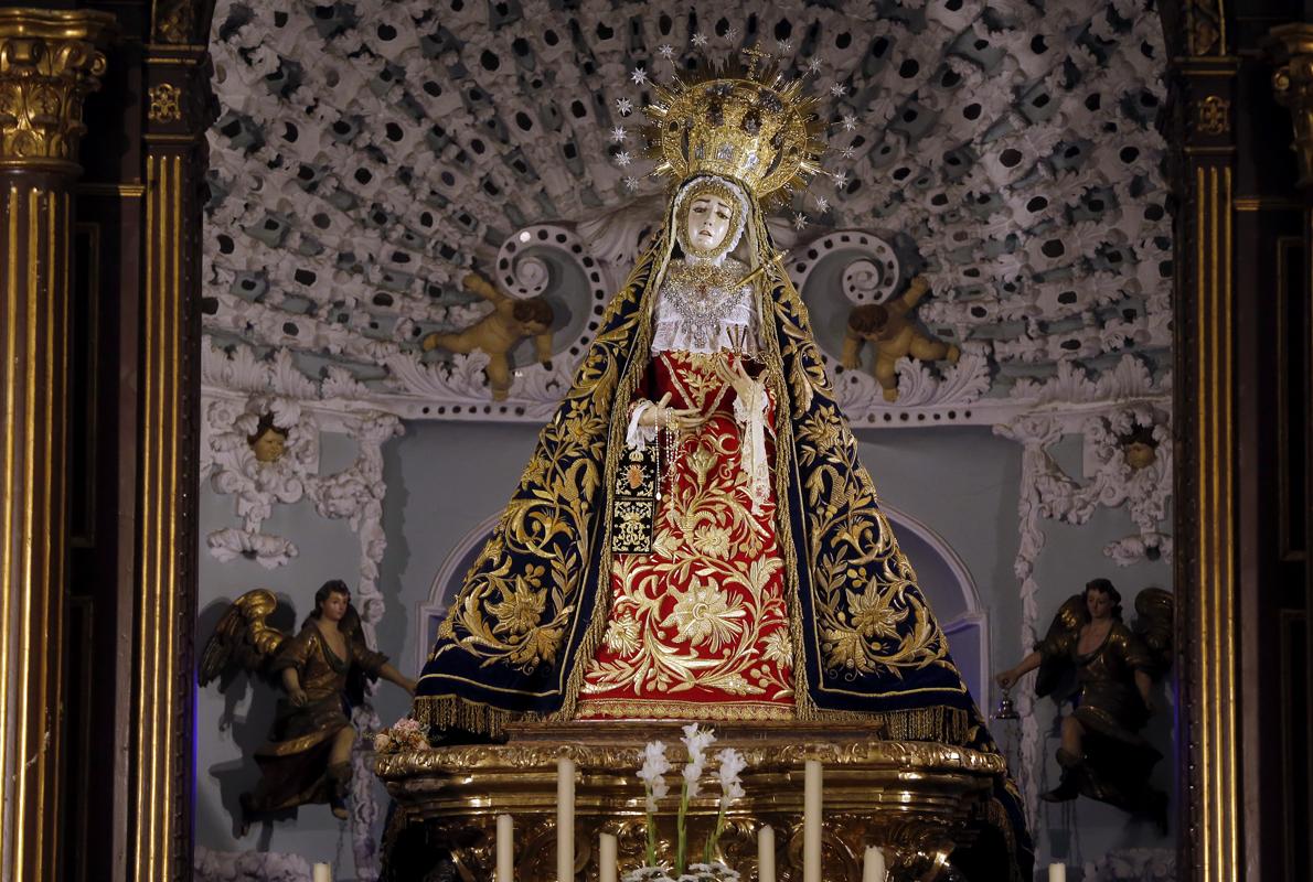 La Virgen de los Dolores, con el manto de las palomas y la saya roja