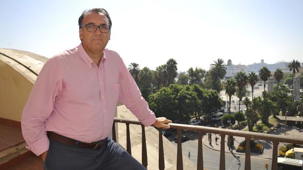 Arturo Bernal, frente al Puerto de Málaga, antes de la entrevista
