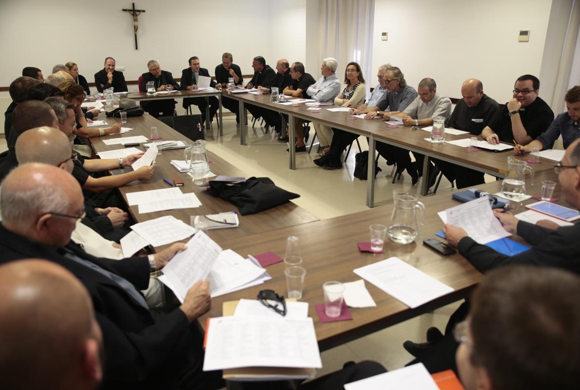 Reunión del claustro del seminario, presidido por el obispo