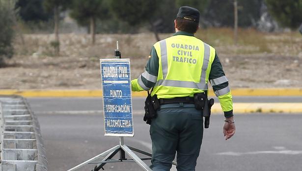 Un agente de la Guardia Civil en Córdoba en un control de tráfico