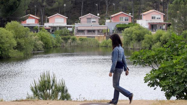 Viviendas junto al Lago de la Encantada en Las Jaras