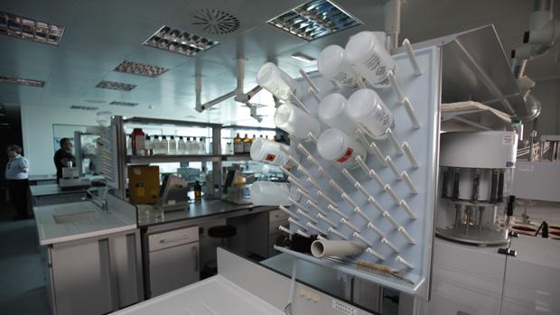 Interior del laboratorio de la planta de Pérez Giménez en Almodóvar del Río
