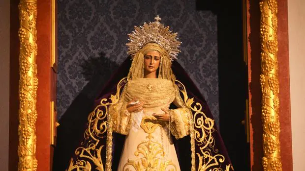 María Santísima de la Amargura en su retablo