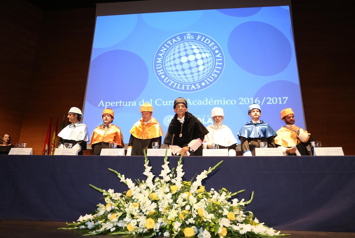 El rector, Gabriel Pérez Alcalá, en el centro, durante la inauguración del curso