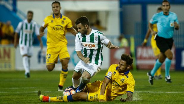 Rodri recibe una falta en el centro del campo en Santo Domingo