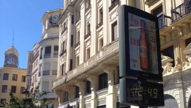 La plaza de Las Tendillas, con dos relojes marcando diferentes horas