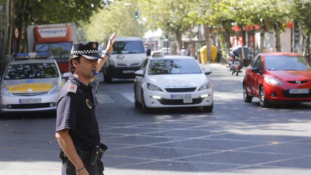 Un agente dirige el tráfico en Ronda de los Tejares