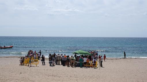 Escolares participando en junio en una suelta en la playa