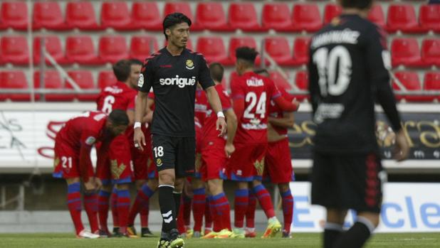 Suzuki, central del Nástic, ve como la plantilla del Numancia celebra un gol