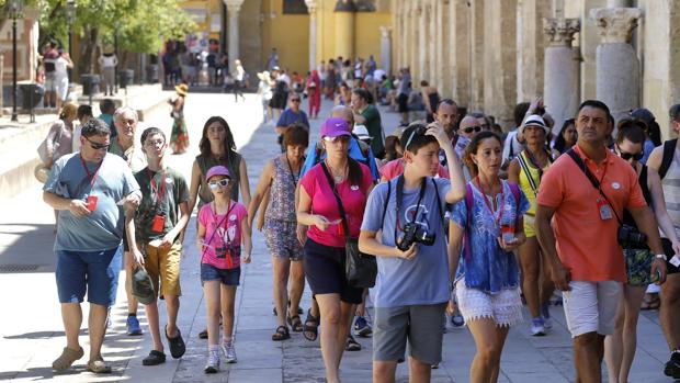 Turistas pasean por el Patio de los Naranjos de Córdoba en agosto pasado
