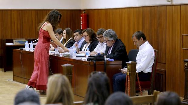 Los tres acusados junto a sus defensas en el juicio de este lunes