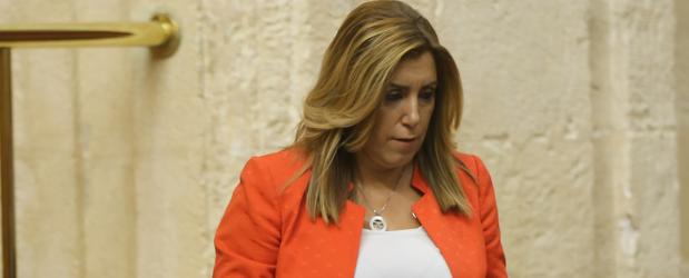 Susana Díaz, con dos teléfonos, en el último Pleno del Parlamento la pasada semana