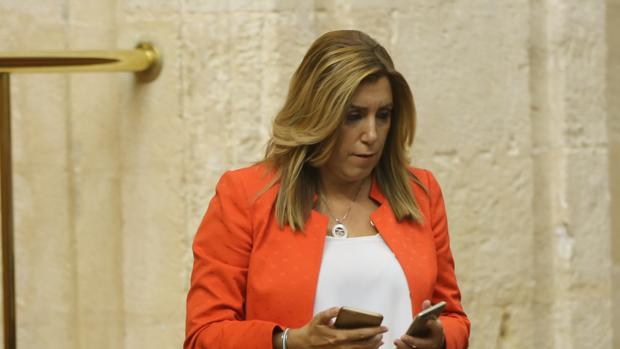 Susana Díaz, con dos teléfonos, en el último Pleno del Parlamento la pasada semana