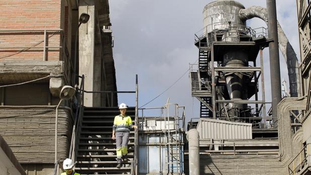 Trabajadores de Cosmos en la fábrica de la cementera