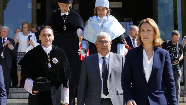 El rector de la UCO, Gómez Villamandos, junto al consejero de Economía