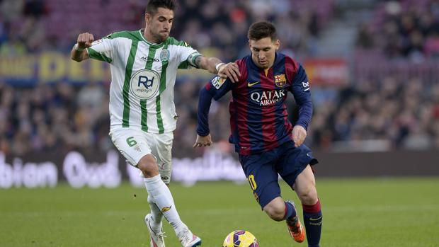Luso persigue a Messi en el Barcelona-CórdobaCF en el Camp Nou