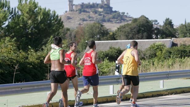 Varios corredores trotan en la Media Córdoba-Almodóvar con el castillo al fondo