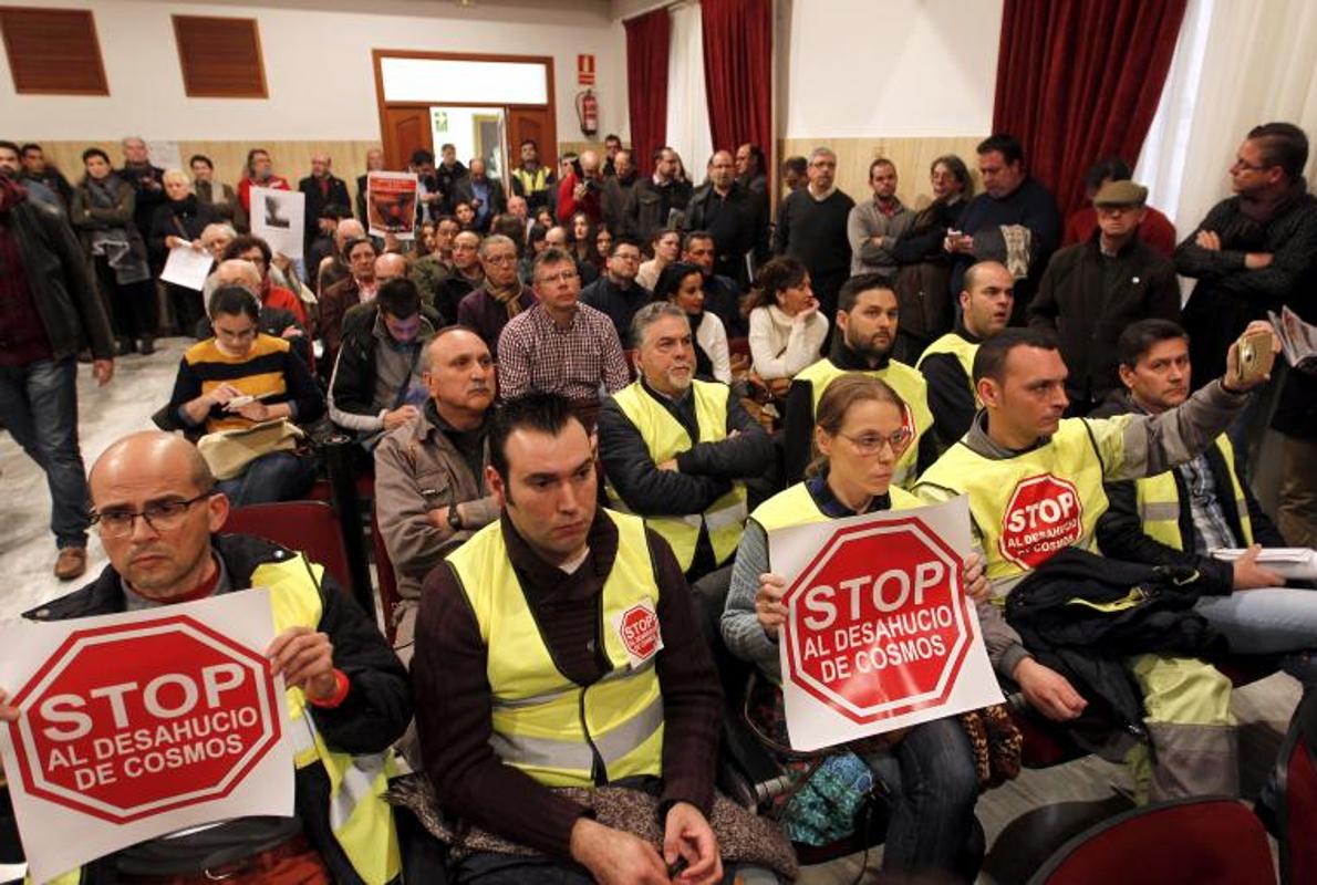 Trabajadores de Cosmos en un Pleno del Ayuntamiento