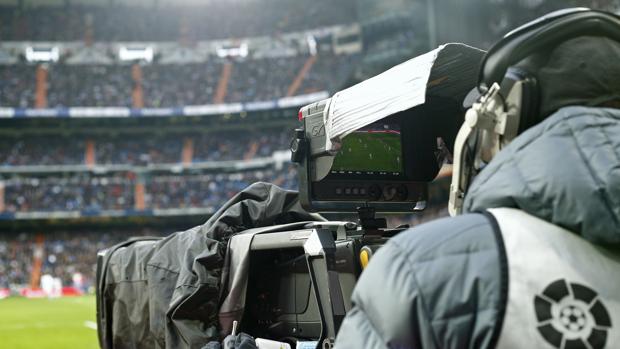 Un operador de cámara, durante la retransmisión de un partido de Liga