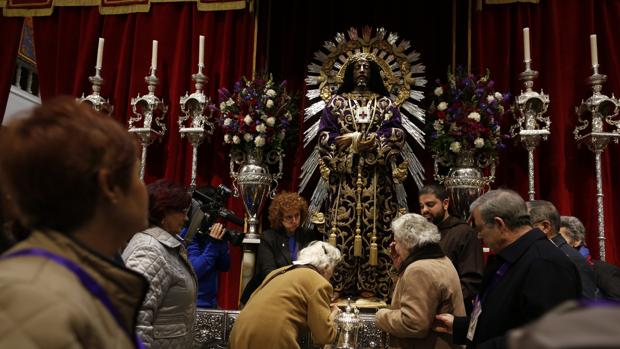 Cristo de Medinaceli en devoto besapiés