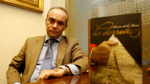 Francisco Bocero, con un ejemplar de su libro