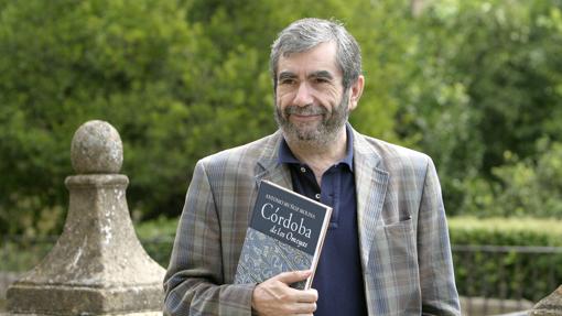 Antonio Muñoz Molina, con un ejemplar de «Córdoba de los omeyas»