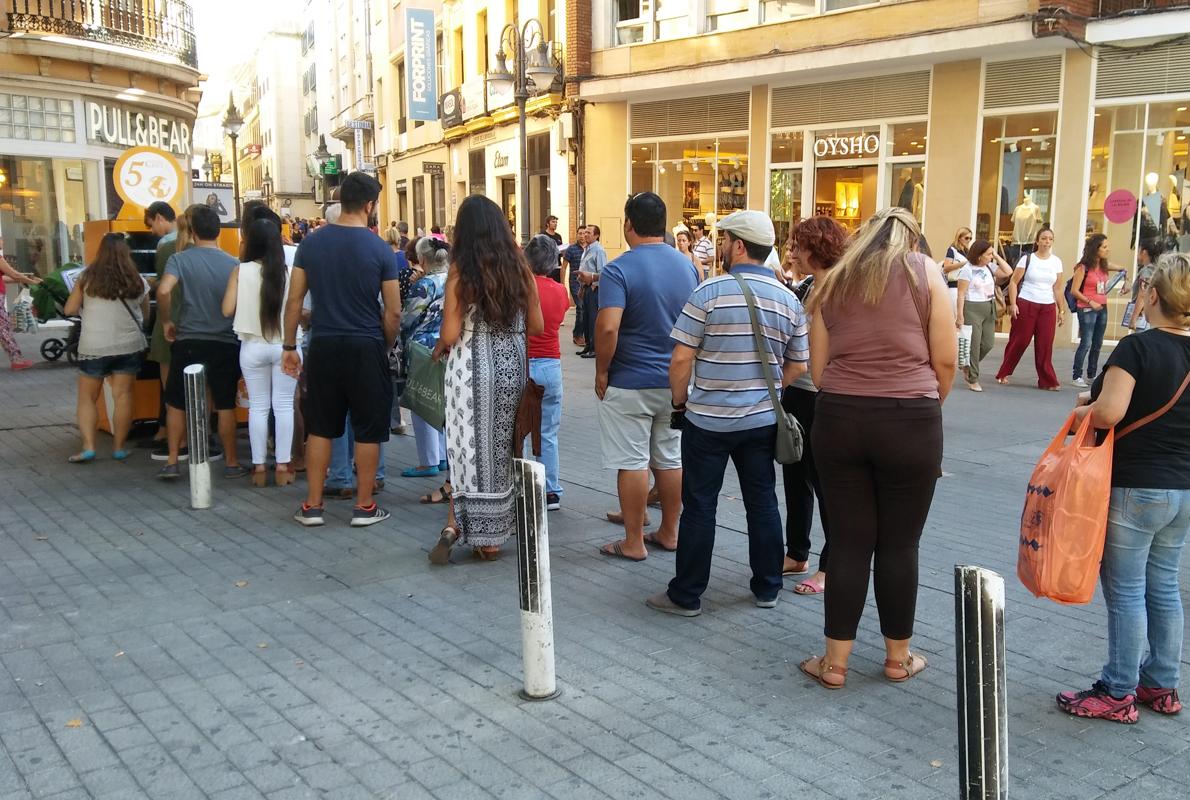 Cordobeses a la espera de su turno para tomar el café a cinco euros