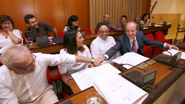 Andrés Pino, con la medalla de capitular, junto a sus compañeros socialistas