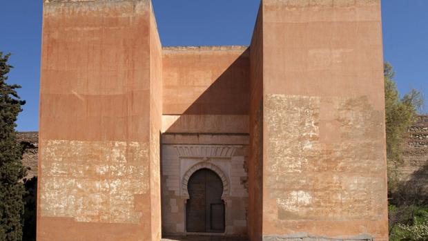 Imagen de una de las puertas del monumento nazarí