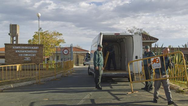 Agentes de la Guardia Civil ante el Centro Penitenciario de Alcalá de Guadaíra