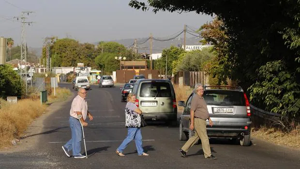 Varios vecinos de la zona cruzan la CH-2 entre Córdoba y Encinarejo
