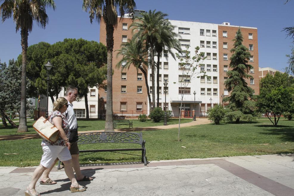 Una pareja se pasea por delante de la sede de los Juzgados de órdoba