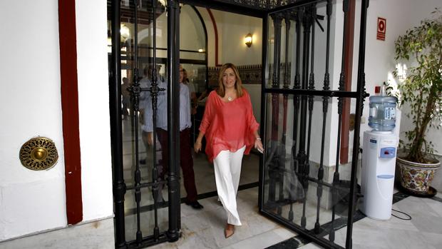 La presidenta Susana Díaz en su entrada ayer en la sede regional del PSOE