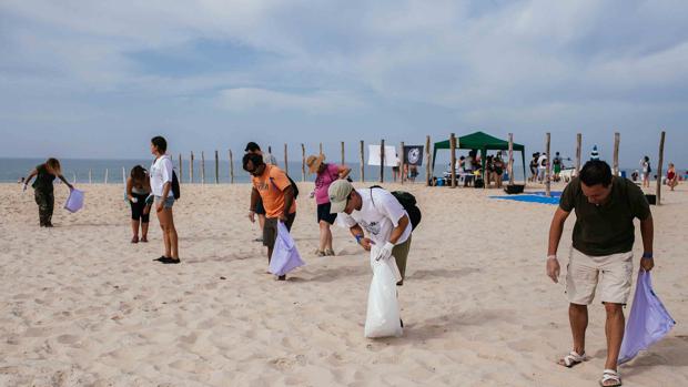Voluntarios de Huelva limpian la playa de Matalascañas