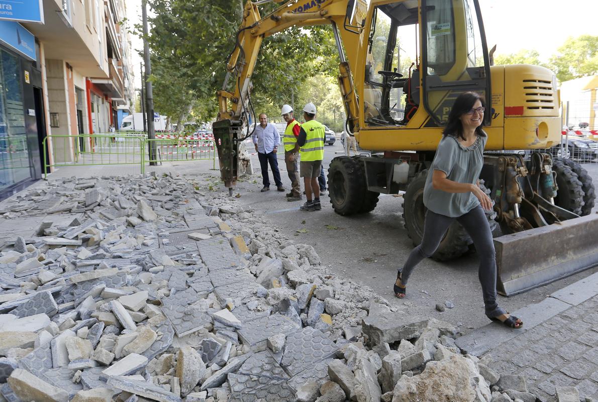 Amparo Pernichi pasa junto a la obra en la avenida de Cervantes