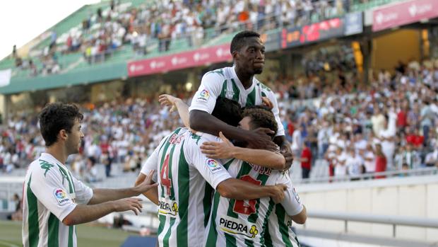 Los jugadores del Córdoba celebran un gol ante el Nástic