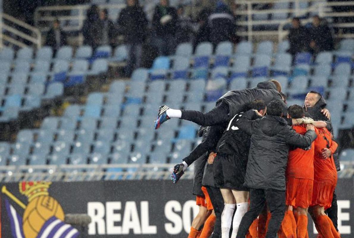 Los jugadores del Córdoba celebran la clasificación en Anoeta ante la Real en 2012