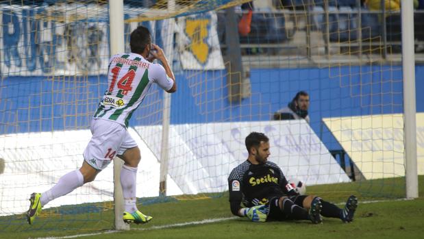 Pivaccari celebra el gol que dio la clasificación al Córdoba en Cádiz ante Jesús Fernández