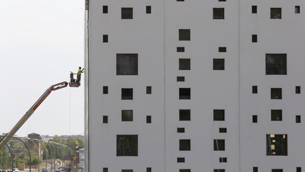 Un operario trabaja en la fachada del futuro Centro de Convenciones del Parque Joyero