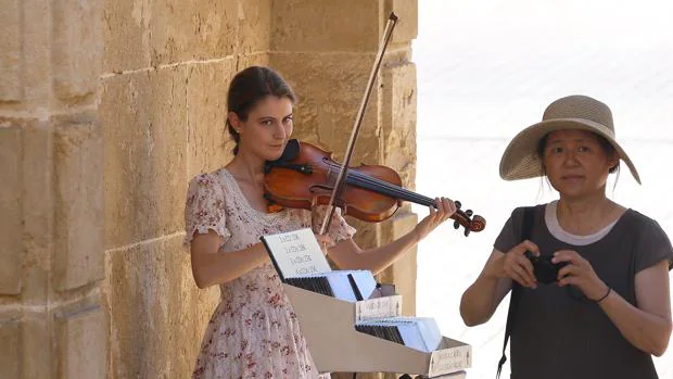 Klara Gomboc toca el violín en la Puerta del Puente