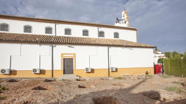 Solar en el que hay huellas de las catas arqueológicas